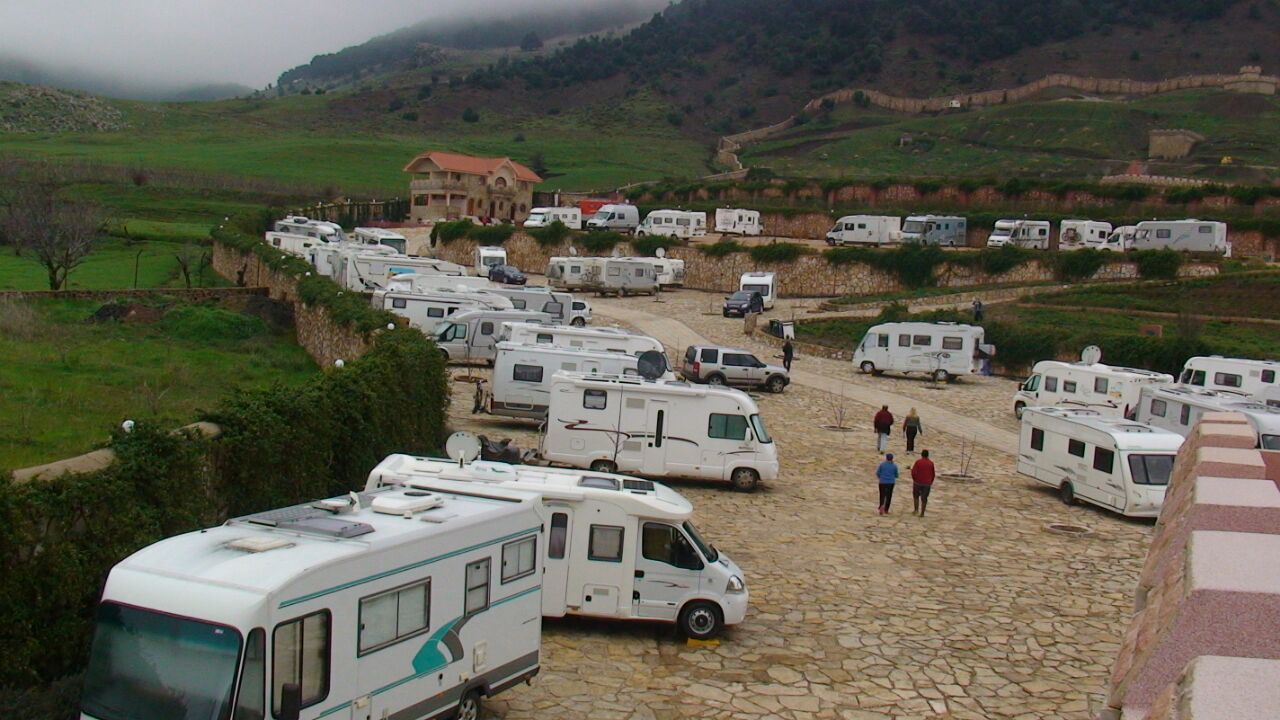 Des centaines de visiteurs , les tourists adorent ce camping grace à la disponibilité des services , l'espace vert qui le caractérise ..